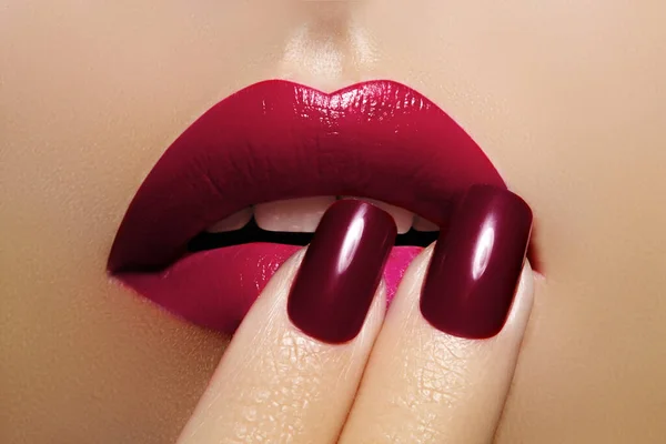 Hermosos labios de cerca con maquillaje rojo de moda. Visado de labios de belleza. Un beso apasionado. Brillante lápiz labial de cereza y manicura —  Fotos de Stock