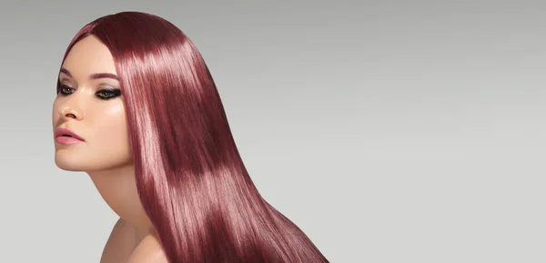 明るいピンクの光沢のある髪を持つ美しい若い女性 ファッションメイク マゼンタ眉 スムーズヘアスタイルとセクシーなモデルの肖像 — ストック写真