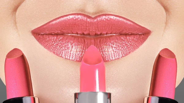 选择你的彩色口红 女性嘴唇的特写与时尚粉红的化妆品 女性脸的一部分 大嘴巴上的美丽妆容的宏观镜头 选择口红 — 图库照片
