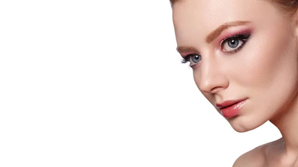漂亮的女人和专业粉红化妆品 采购产品庆祝风格的眼妆 完美的眉毛 光泽的皮肤 亮晶晶的时装 — 图库照片