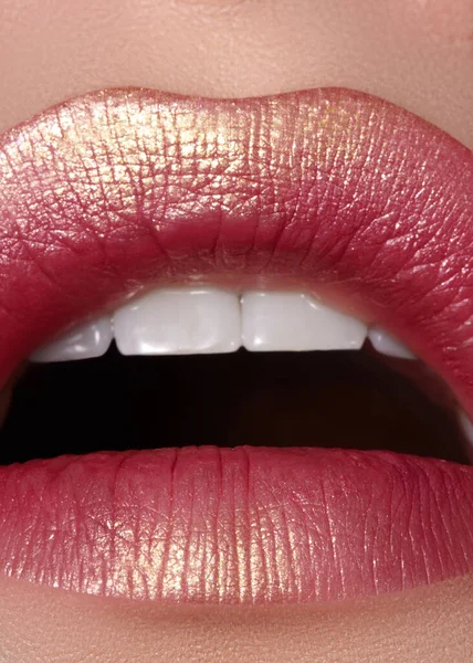 Makro Close Glamour Mode Leuchtend Rote Lippen Make Mit Goldglitter — Stockfoto