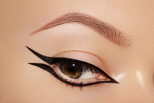 Piękny Makro Strzał Kobiecego Oka Moda Czarny Makijaż Eyeliner Idealny — Zdjęcie stockowe