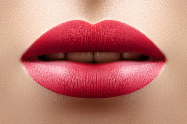 Hermosos Labios Mujer Con Maquillaje Lápiz Labial Moda Roja Cosmético — Foto de Stock