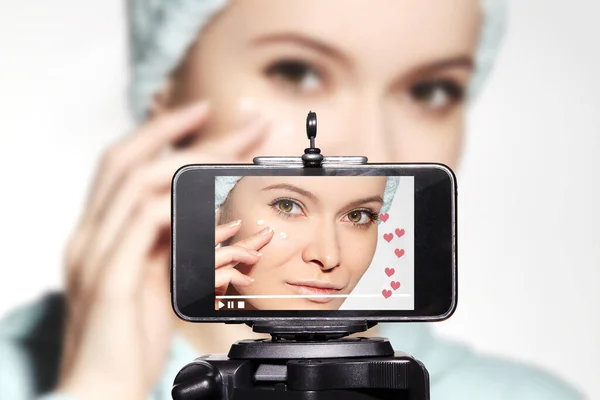Perempuan Beauty Vlogger Video Clip Oleh Smartphone Sharing Social Media — Stok Foto