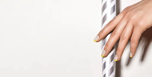 Ręce Jasnożółtym Francuskim Manicure Tle Geometrycznym Projektowanie Gwoździ Zbliżenie Żeńskich — Zdjęcie stockowe