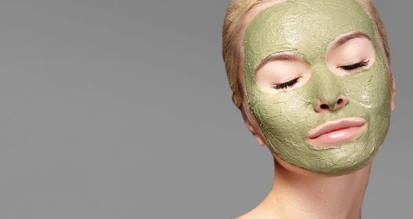 Piękna Kobieta Stosująca Zieloną Maskę Twarz Zabiegi Kosmetyczne Close Portret — Zdjęcie stockowe