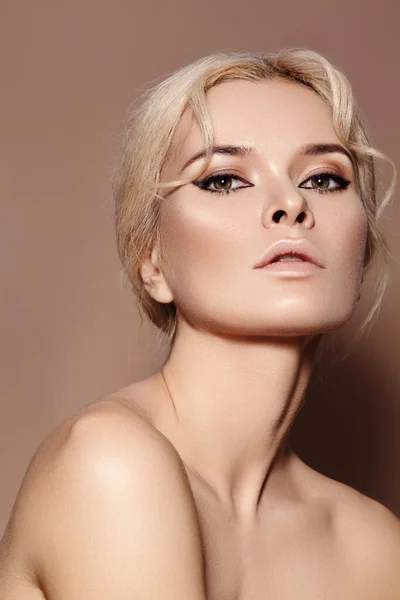 Piękny Seksowny Model Makijażem Stylu Retro Czystą Skórą Blond Bułeczką — Zdjęcie stockowe