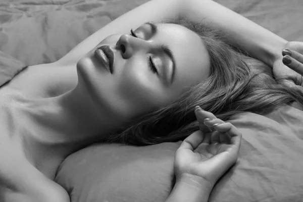 Mulher Bonita Dormindo Enquanto Deitado Cama Com Conforto Bons Sonhos — Fotografia de Stock