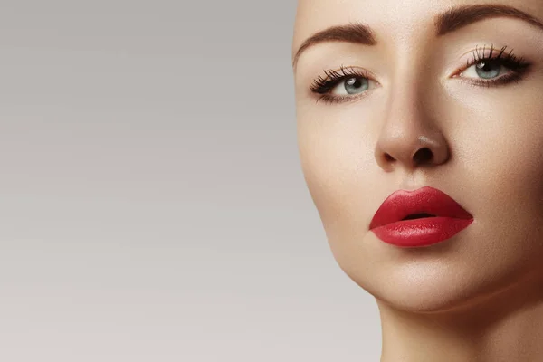 Hermosa Modelo Con Maquillaje Moda Primer Plano Retrato Mujer Sexy — Foto de Stock