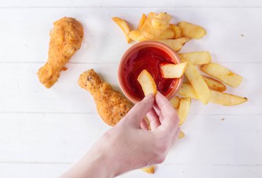 Tavuk uyluk patates kızartması ile