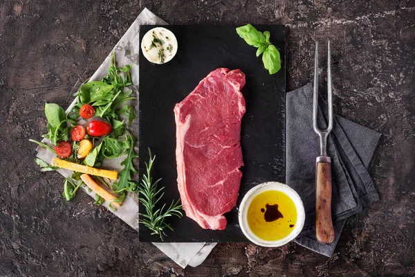 Rohes Steak mit Kräutern und Salz — Stockfoto