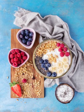 Granola berry brunch yoğurt ve süt ile