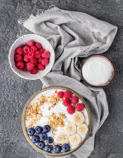 Завтрак с гранолой и йогуртом и молоком — стоковое фото