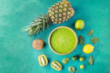 Yeşil smoothie kavramı yeme temiz