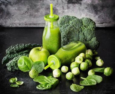 Yeşil smoothie kavramı yeme temiz