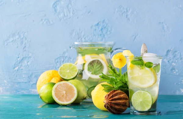 Домашній лимонад з м'ятою та лимоном — стокове фото