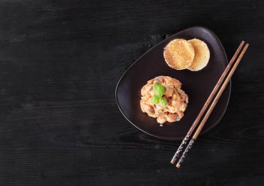 Yeşillikleri ile Çiğ somon fileto