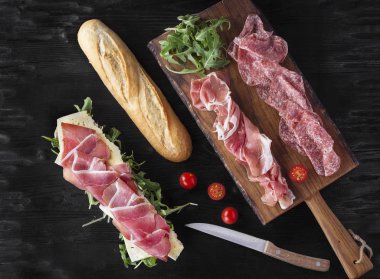 Jambon ile denizaltı sandviç