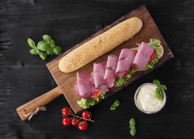 Jambon ile denizaltı sandviç