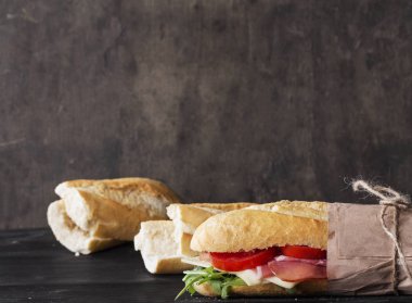 Jambon ile denizaltı sandviç