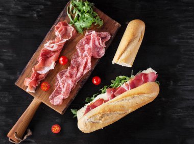 Jambon ile denizaltı sandviç