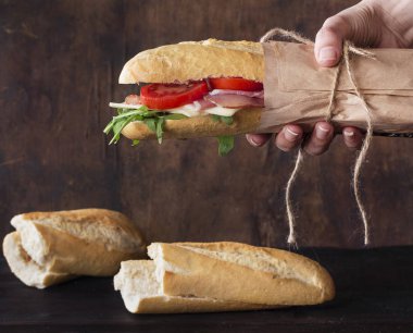 Jambon ile denizaltı sandviç