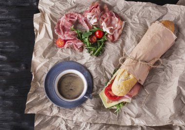 Jambon ile denizaltı sandviç