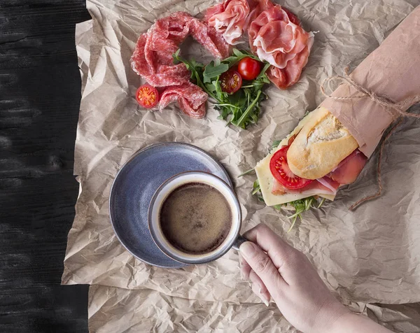 Jambon ile denizaltı sandviç