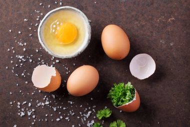 Taze çiftlik yumurtaları