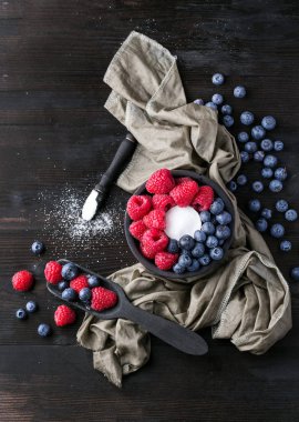 Blueberrys ve raspberrys rustik ahşap tahta üzerinde