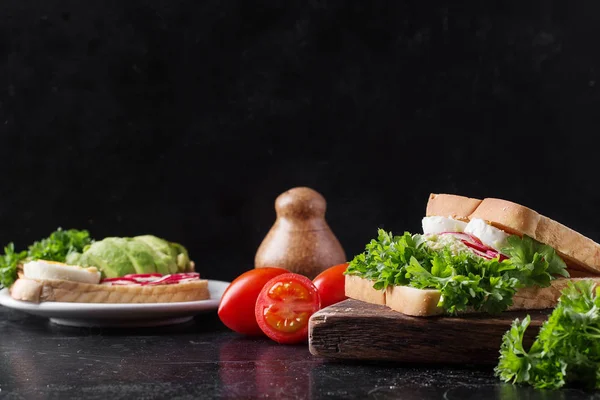 Yumurta ve avokado sandviç