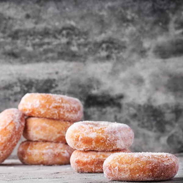 Donuts tradicionais com cobertura de açúcar — Fotografia de Stock