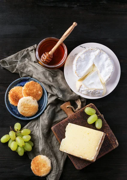 フランス産チーズの盛り合わせ — ストック写真
