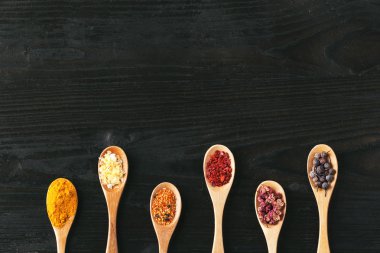 Kaşık içinde çeşitli Asya baharatlar