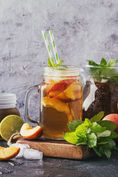 Őszibarack ice tea az üvegek — Stock Fotó