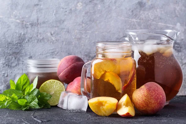 Őszibarack ice tea az üvegek — Stock Fotó