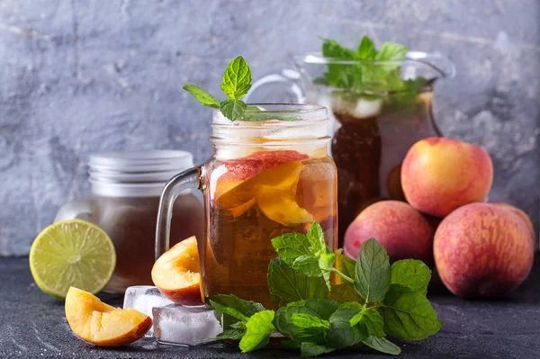 Őszibarack ice tea az üvegek — Stock Fotó