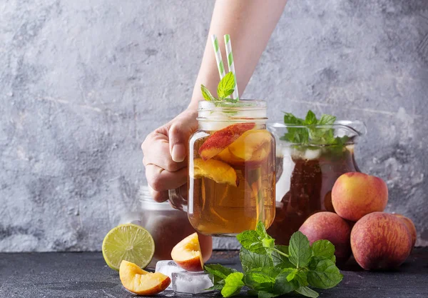 Őszibarack ice tea az üvegek — Stock Fotó