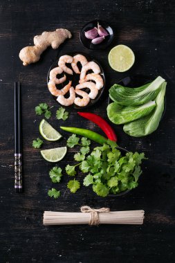  Pişmemiş soba noodle ile baharat