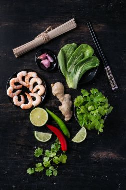  Pişmemiş soba noodle ile baharat