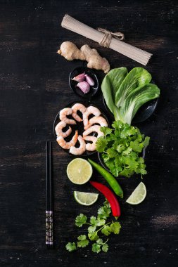  Pişmemiş soba noodle ile baharat