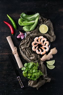  Pişmemiş soba noodle ile baharat