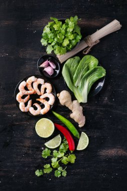  Pişmemiş soba noodle ile baharat