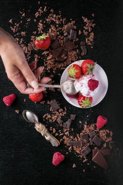 Çikolatalı dondurma koni