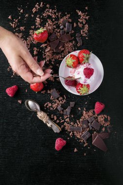 Çikolatalı dondurma koni