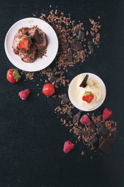 Çikolatalı dondurma koni