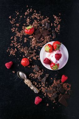 Çikolatalı dondurma koni