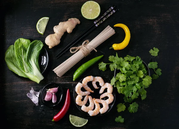  Pişmemiş soba noodle ile baharat