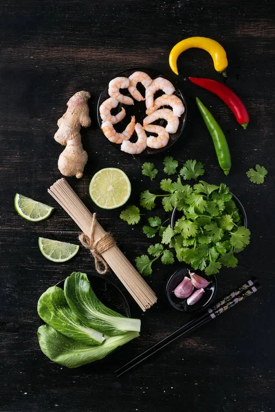  Pişmemiş soba noodle ile baharat