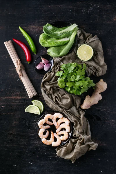  Pişmemiş soba noodle ile baharat